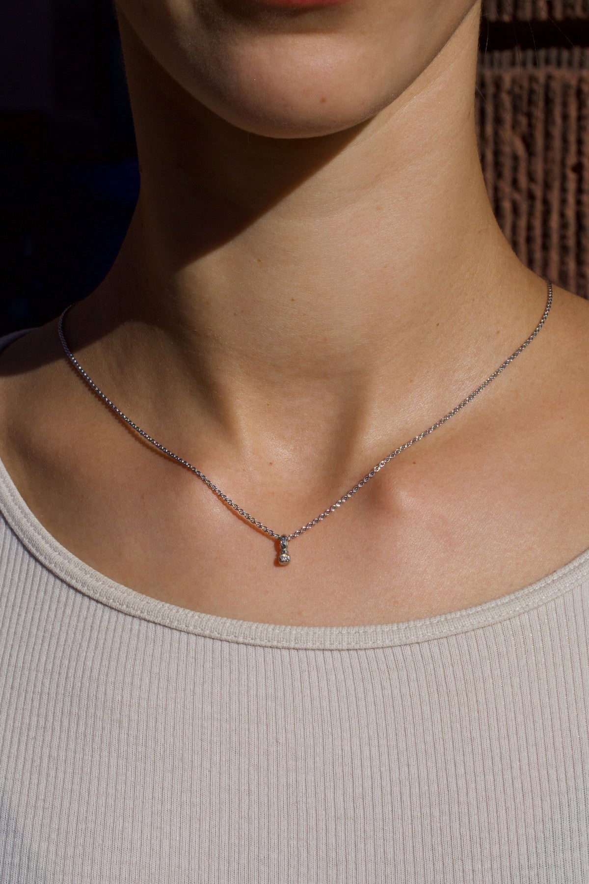 Zarter Würfelanhänger aus 750 Weißgold mit Lab Grown Diamant (0,02 ct) und 750 Weißgoldkette, getragen