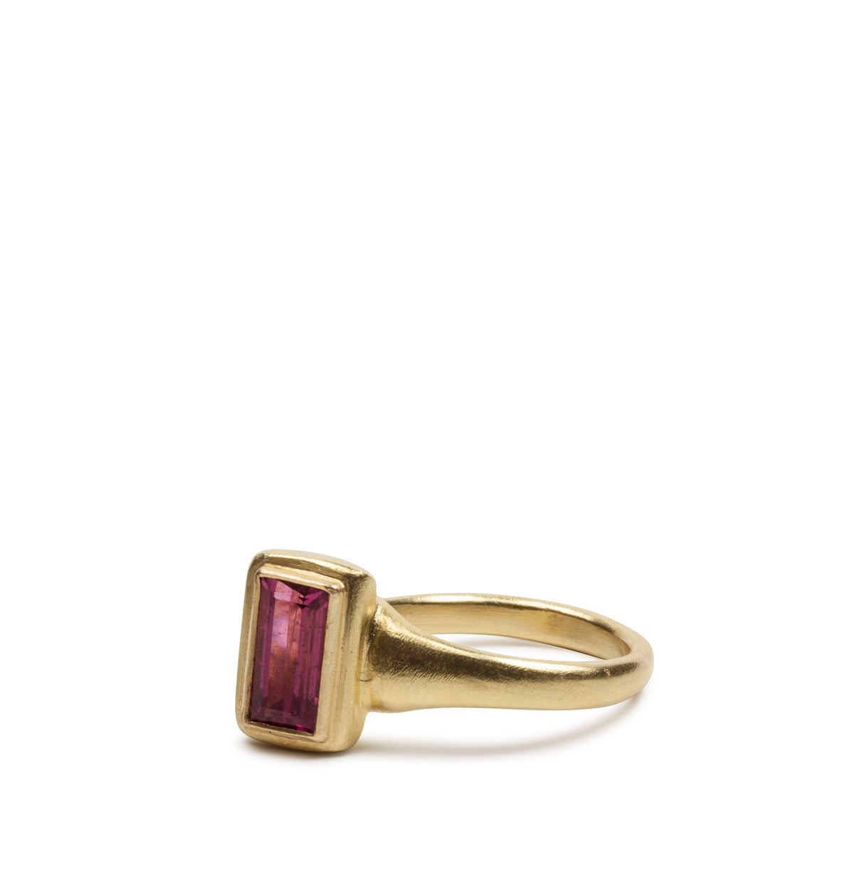 750 Goldring mit himbeerfarbenem Turmalin (1,83 ct) im Baguetteschliff - Unikat - Goldschmiede Krack - Trauringe & Unikatschmuck aus Deidesheim