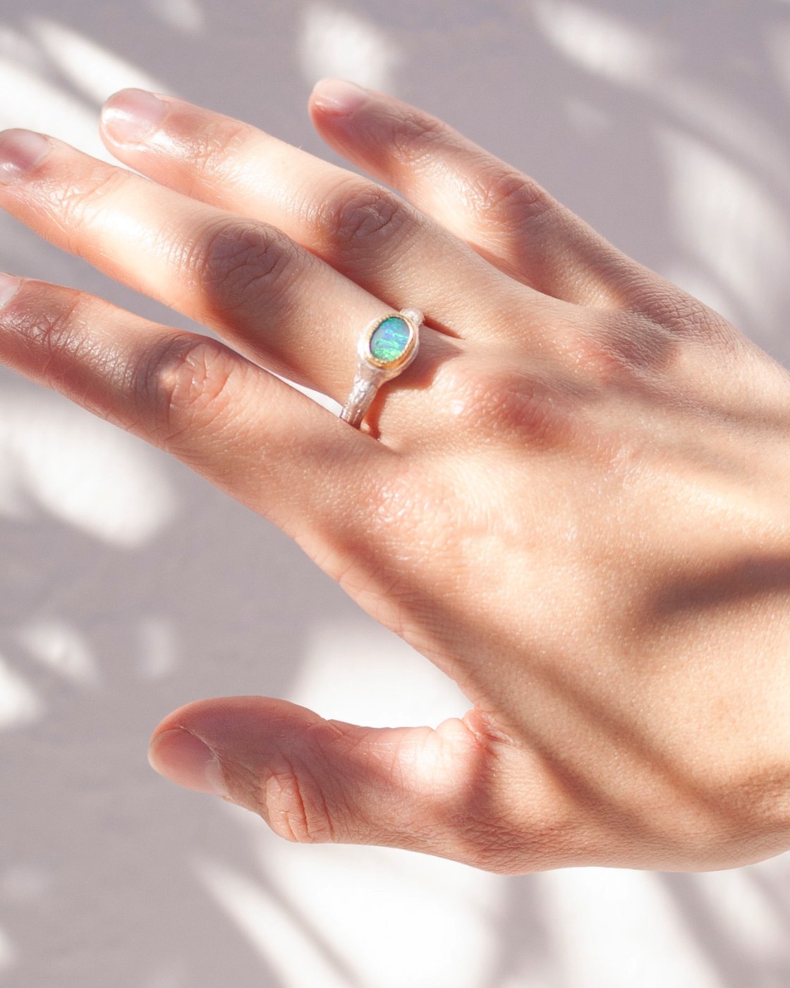 Opalring an der Hand getragen