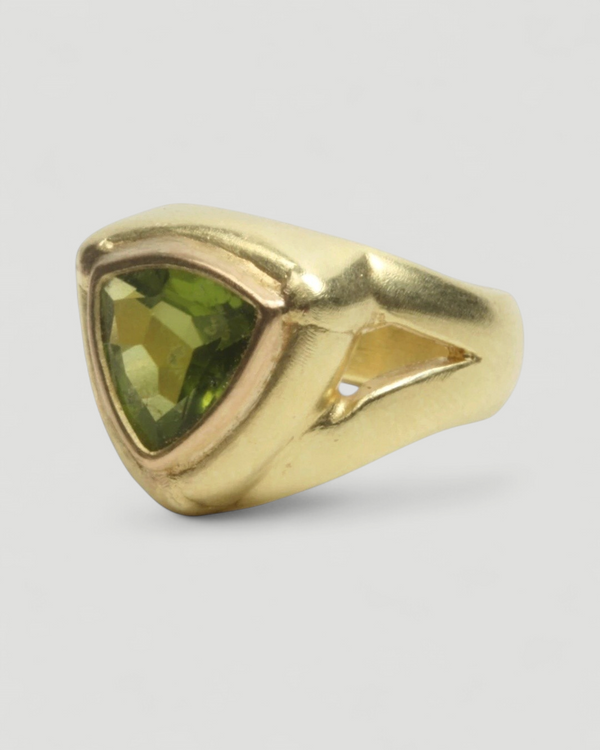 750 Goldring mit grünem Peridot im Trillant-Schliff - Goldschmiede Krack