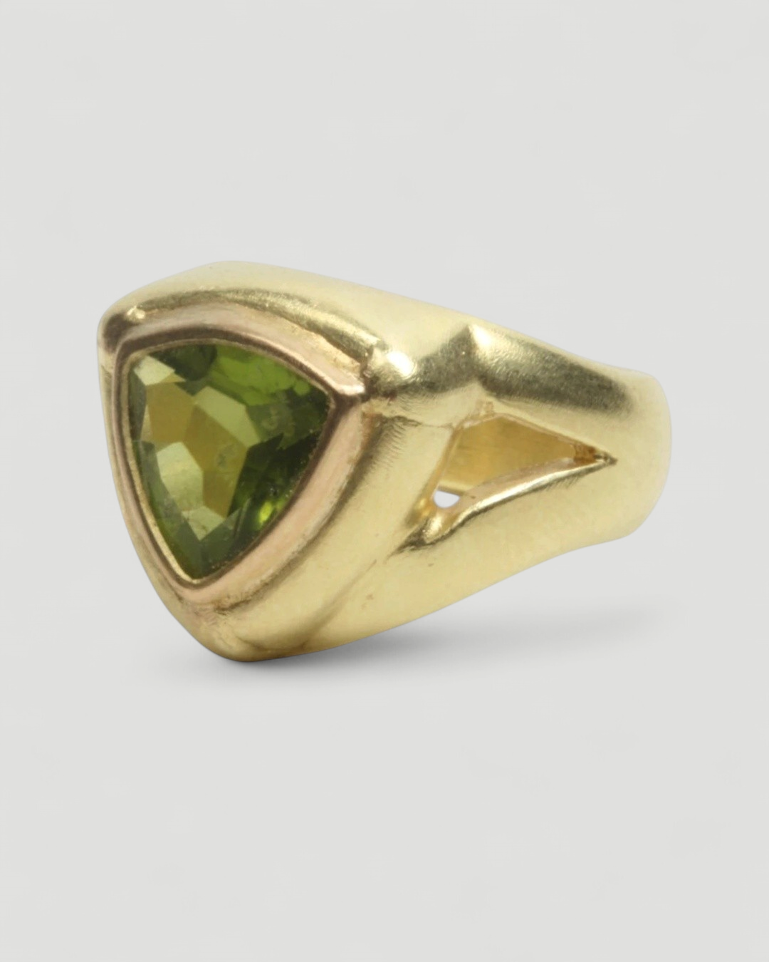 750 Goldring mit grünem Peridot im Trillant-Schliff - Goldschmiede Krack