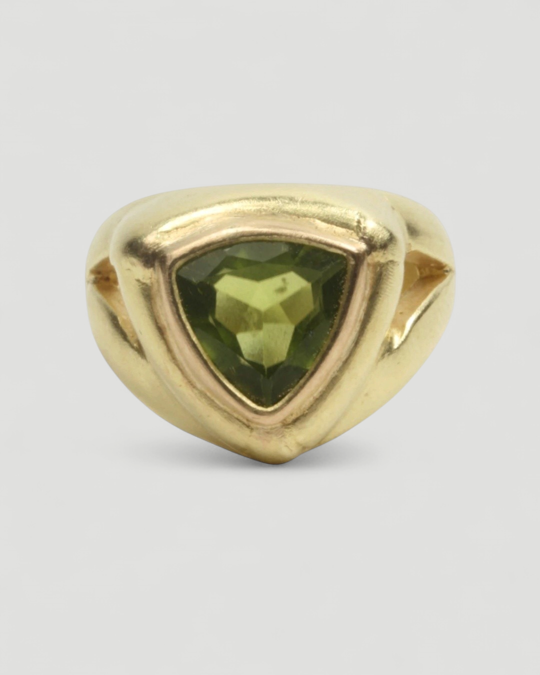 750 Goldring mit grünem Peridot im Trillant-Schliff - Goldschmiede Krack
