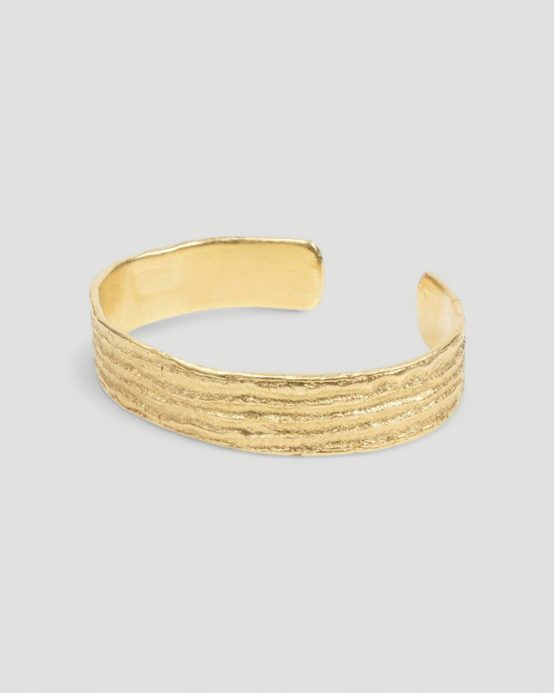 Armreif aus 750 Gold mit "Tarmac" Struktur - Goldschmiede Krack