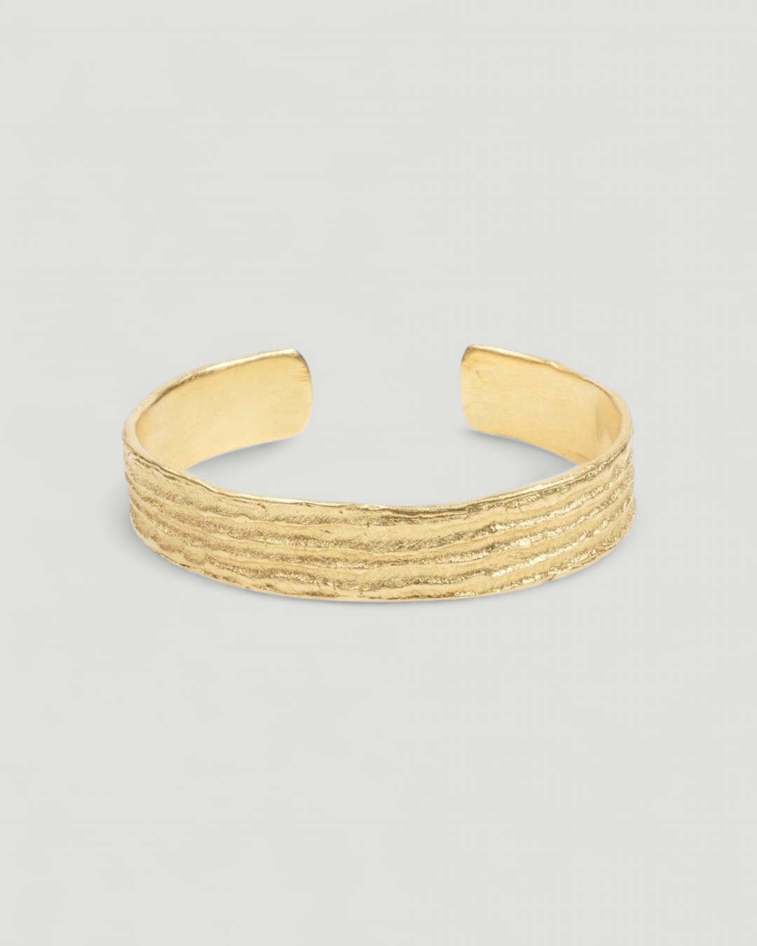 Armreif aus 750 Gold mit "Tarmac" Struktur - Goldschmiede Krack