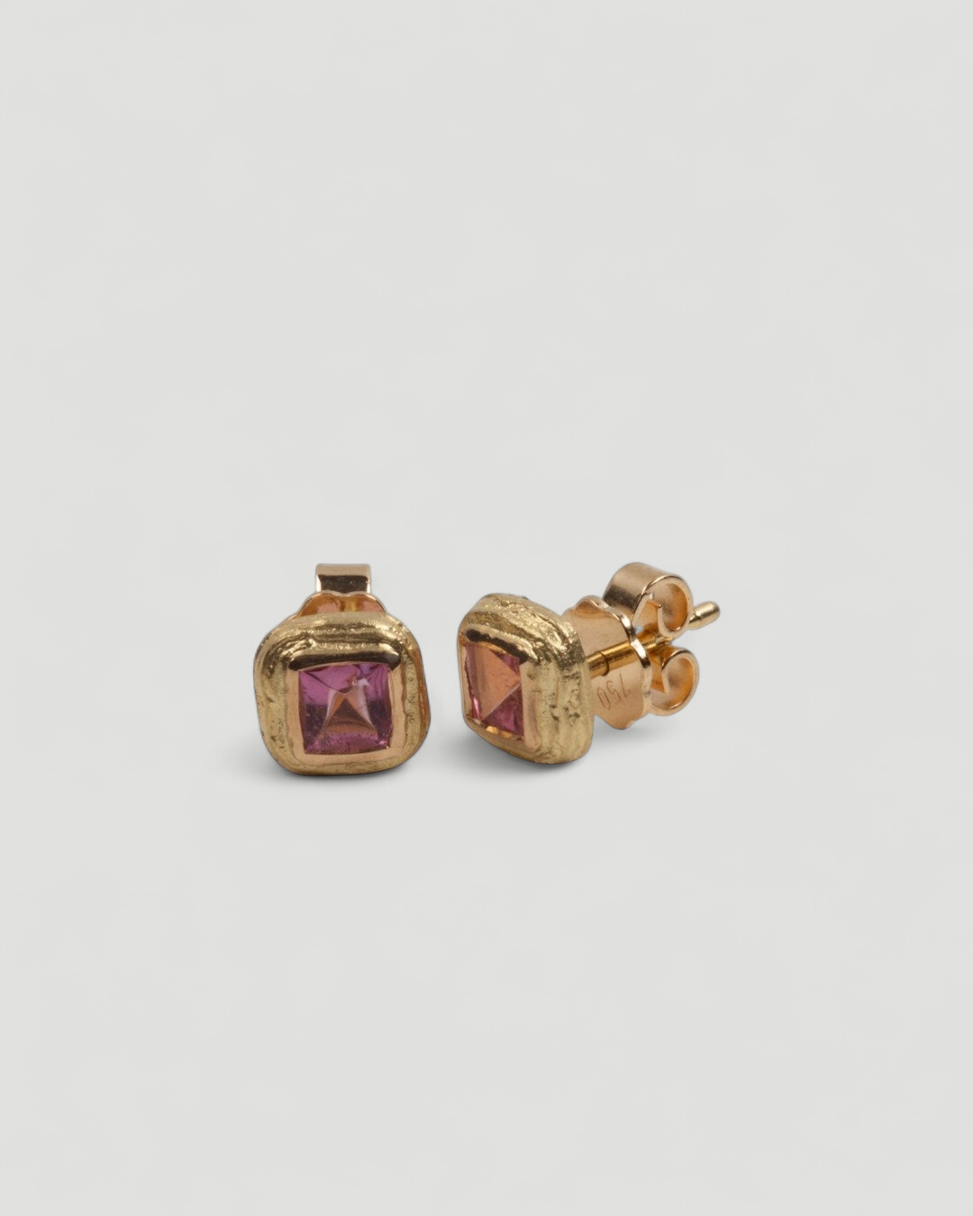 Quadratische Ohrstecker aus 750 Gold mit Edelsteinen - Goldschmiede Krack