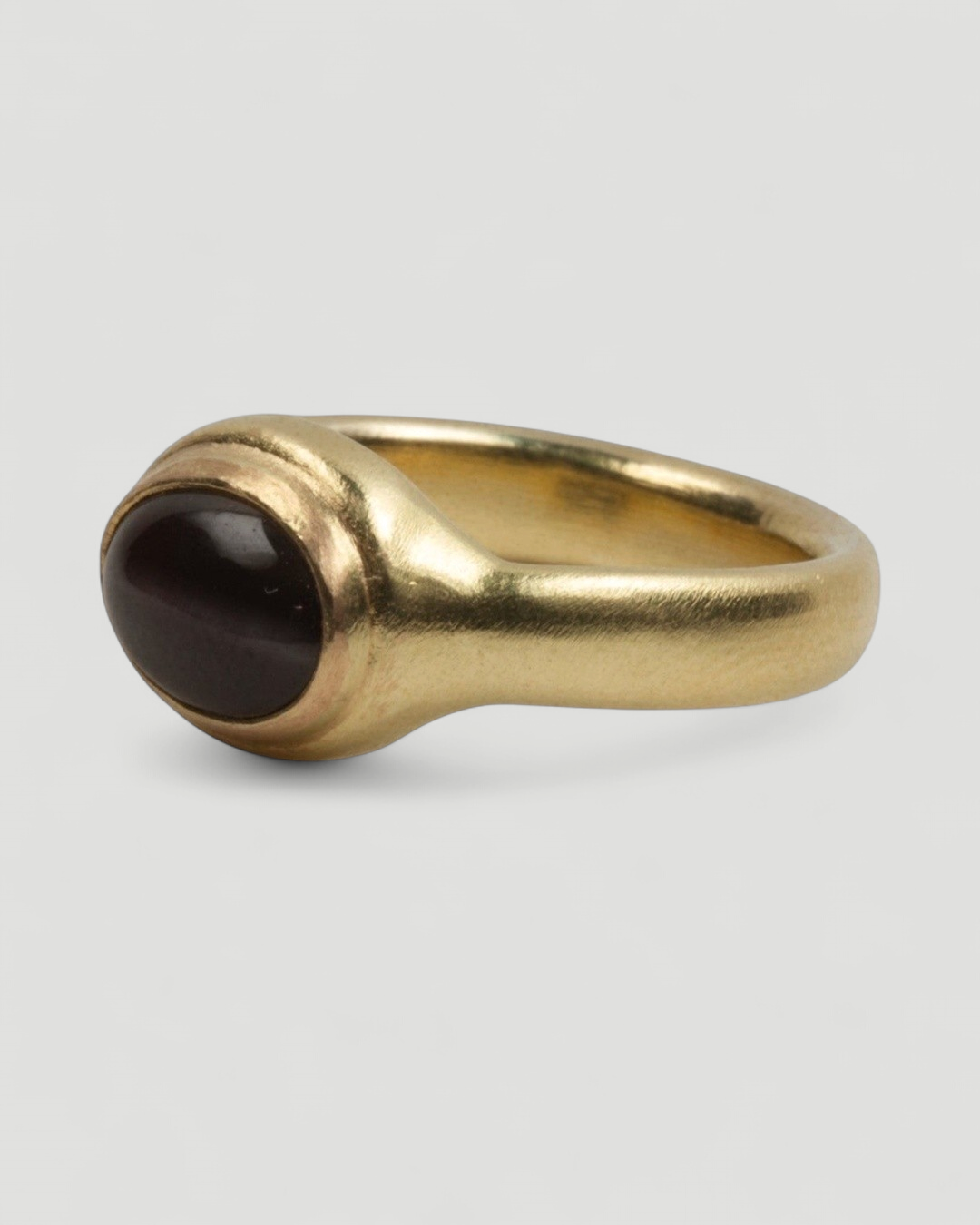 750 Goldring mit dunklem Katzenauge Silimanit - Goldschmiede Krack