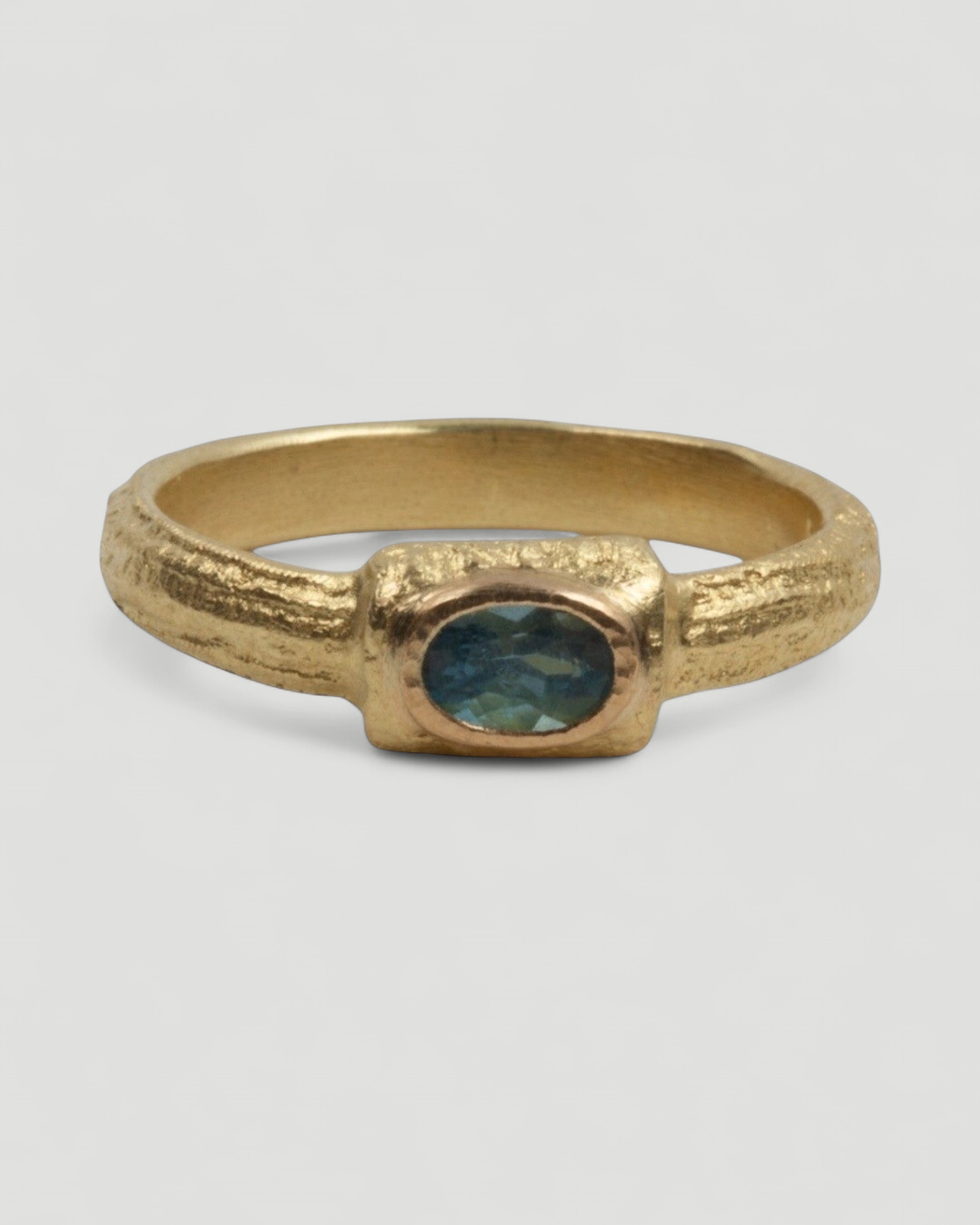 Zierlicher 750 Goldring mit blauem Aquamarin - Goldschmiede Krack