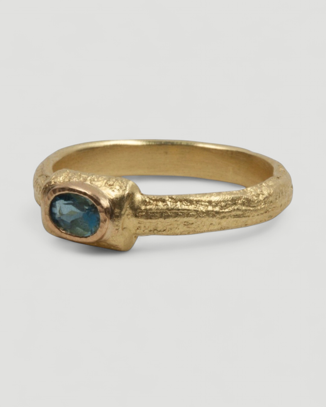 Zierlicher 750 Goldring mit blauem Aquamarin - Goldschmiede Krack