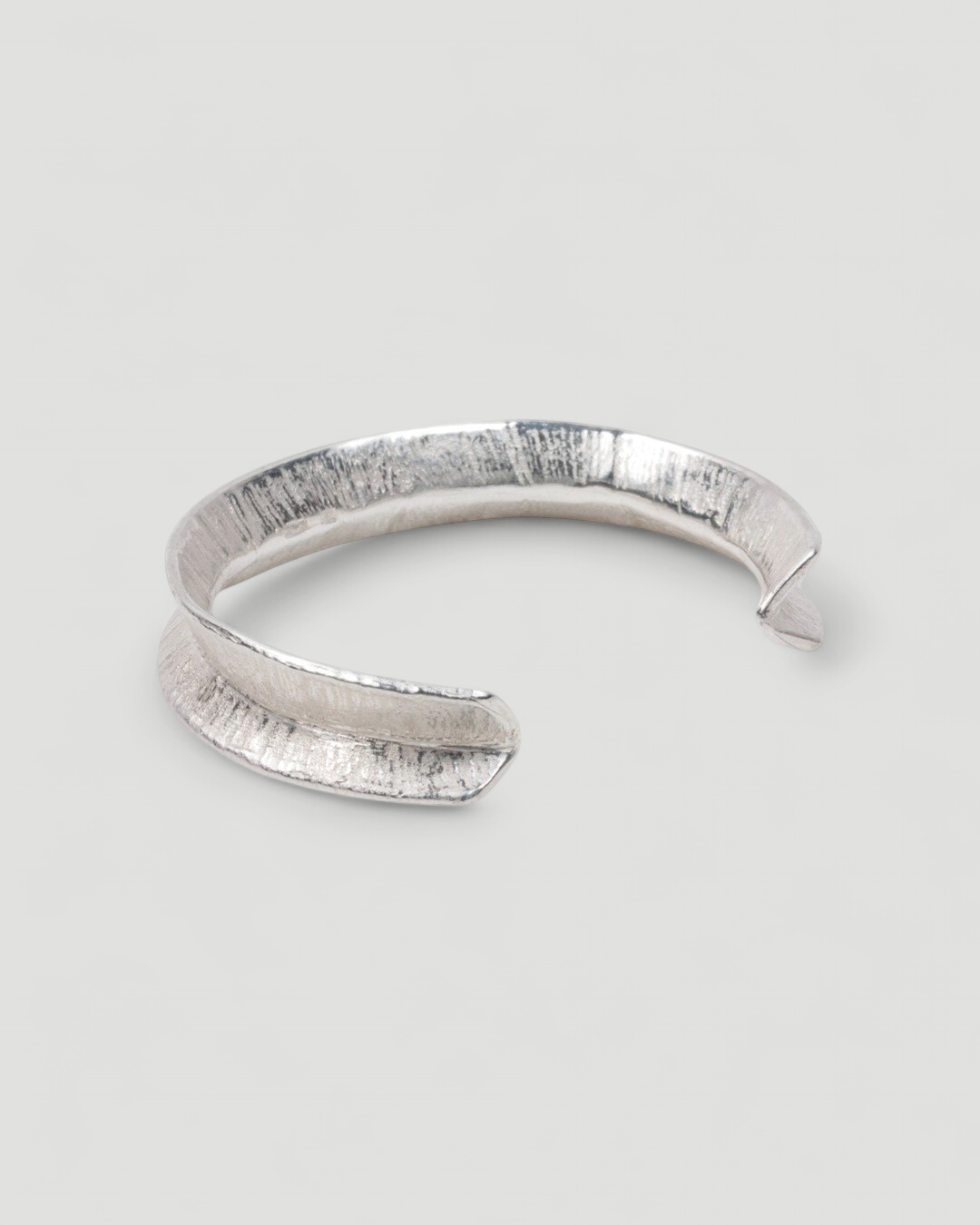 V-Förmiger Armreif aus 925 Silber mit Struktur - Goldschmiede Krack