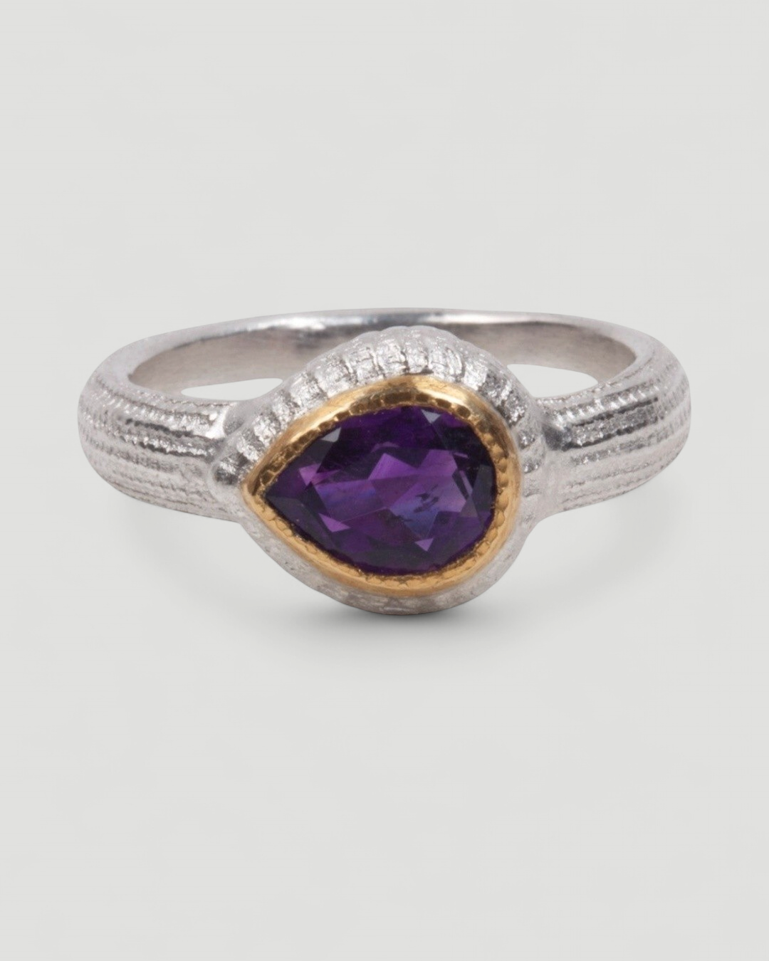 Zierlicher 925 Silberring mit lila Amethyst und Gold - Goldschmiede Krack