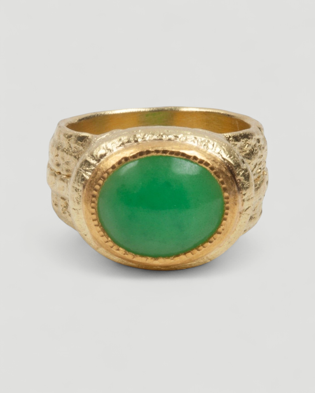 Großer srukturierter 750 Goldring mit grüner Jade - Goldschmiede Krack