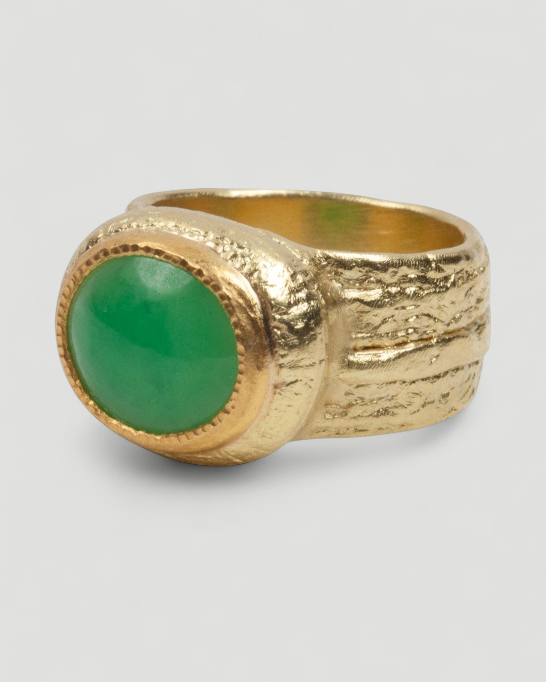 Großer srukturierter 750 Goldring mit grüner Jade - Goldschmiede Krack