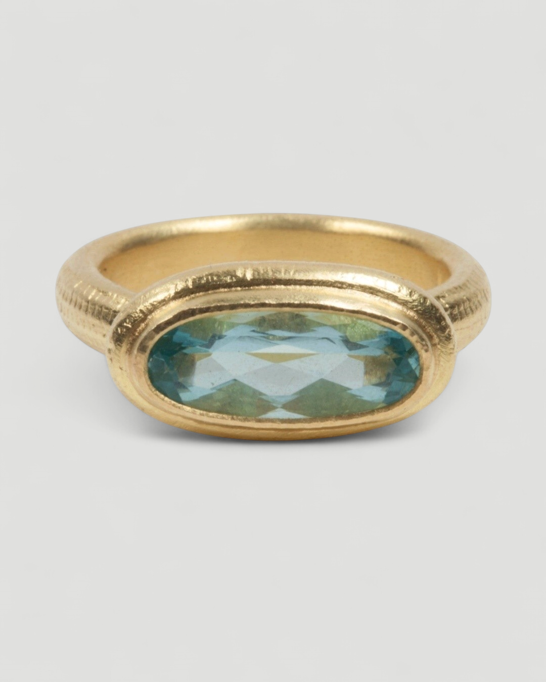 Eleganter 750 Goldring mit blauem Aquamarin - Goldschmiede Krack