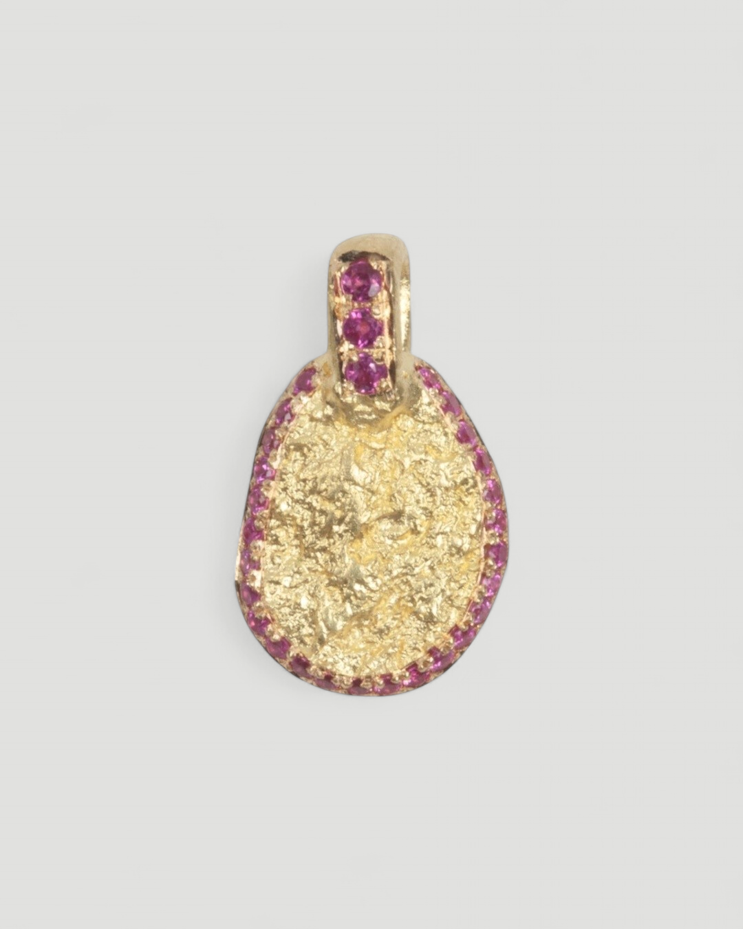 Anhänger mit Rubin und "Nugget" Struktur - Goldschmiede Krack