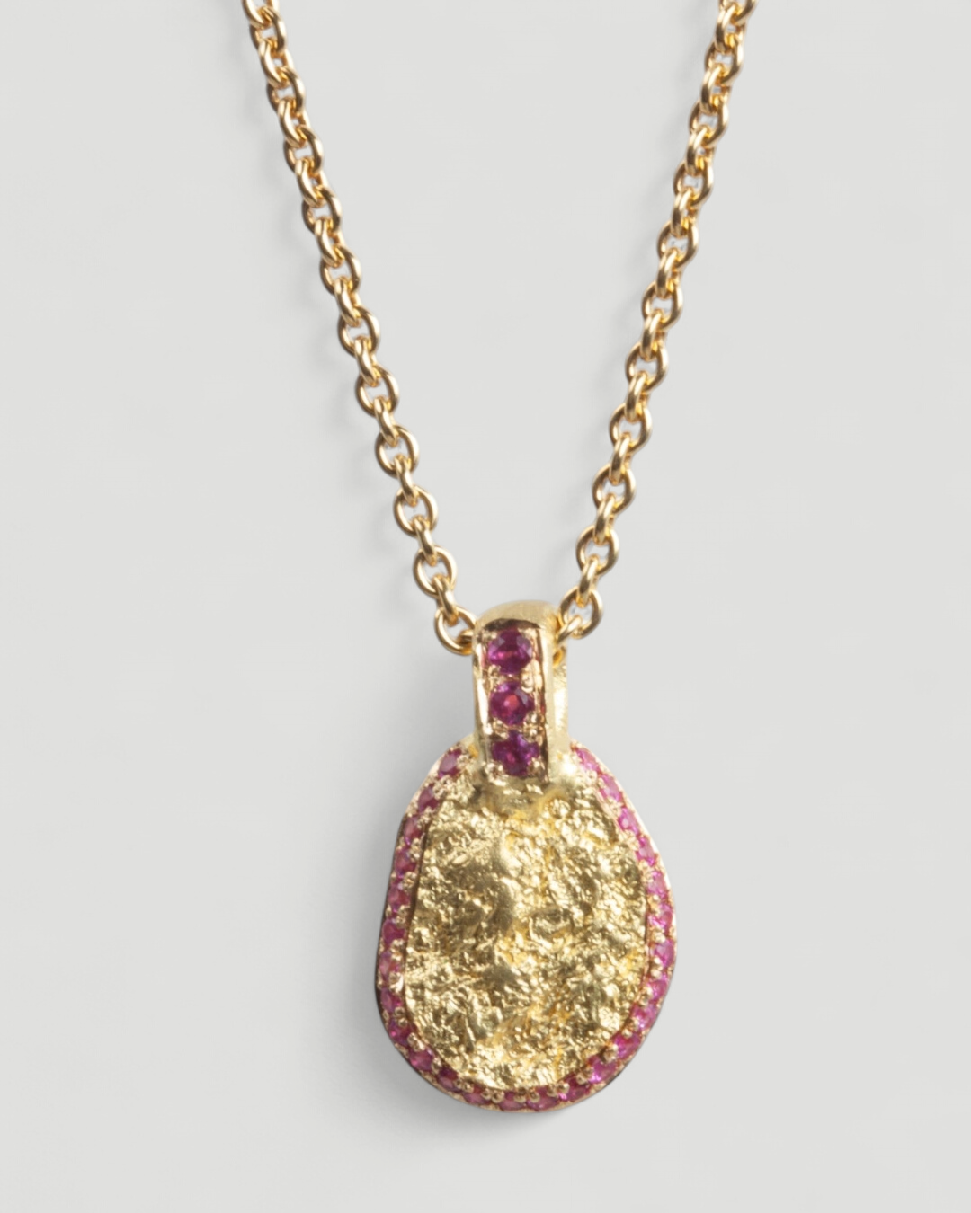 Anhänger mit Rubin und "Nugget" Struktur mit 750 Goldkette - Goldschmiede Krack