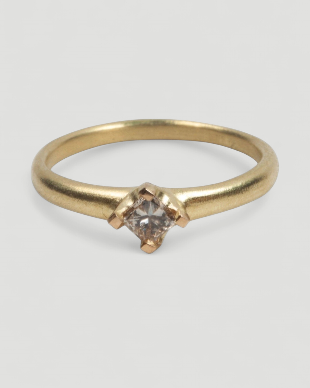Zierlicher 750 Goldring mit braunem Princess Diamant 0,24 ct - Goldschmiede Krack