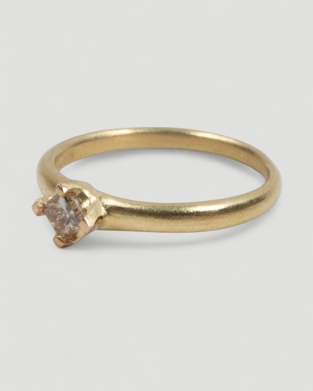 Zierlicher 750 Goldring mit braunem Princess Diamant 0,24 ct - Goldschmiede Krack