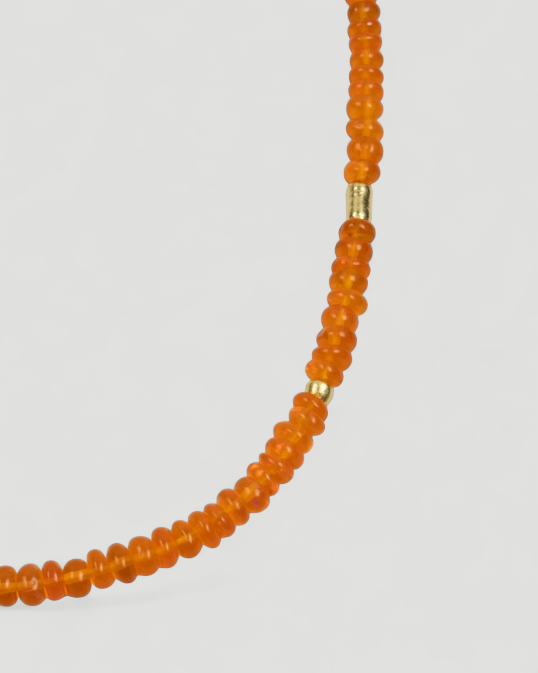Edelsteinkette aus orangefarbenem Feueropal mit 750er Goldelementen und Hakenverschluss - Goldschmiede Krack