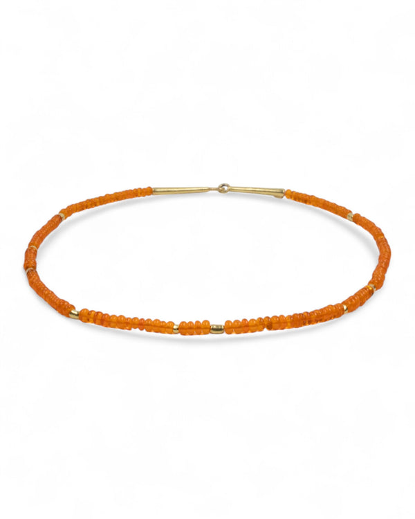 Edelsteinkette aus orangefarbenem Feueropal mit 750er Goldelementen und Hakenverschluss - Goldschmiede Krack