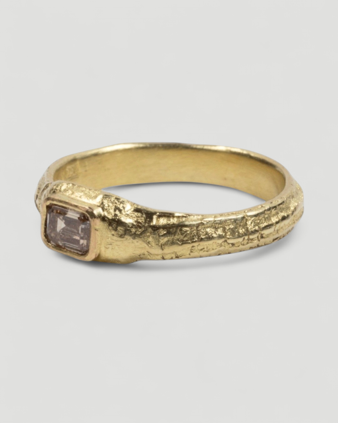Zierlicher 750 Goldring mit braunem Emerald-Cut Diamant (0,38 ct) - Goldschmiede Krack