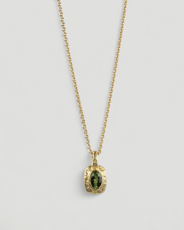Organisch-eckiger 750 Goldanhänger mit grünem Tsavorit (0.75 ct) und 750 Goldkette