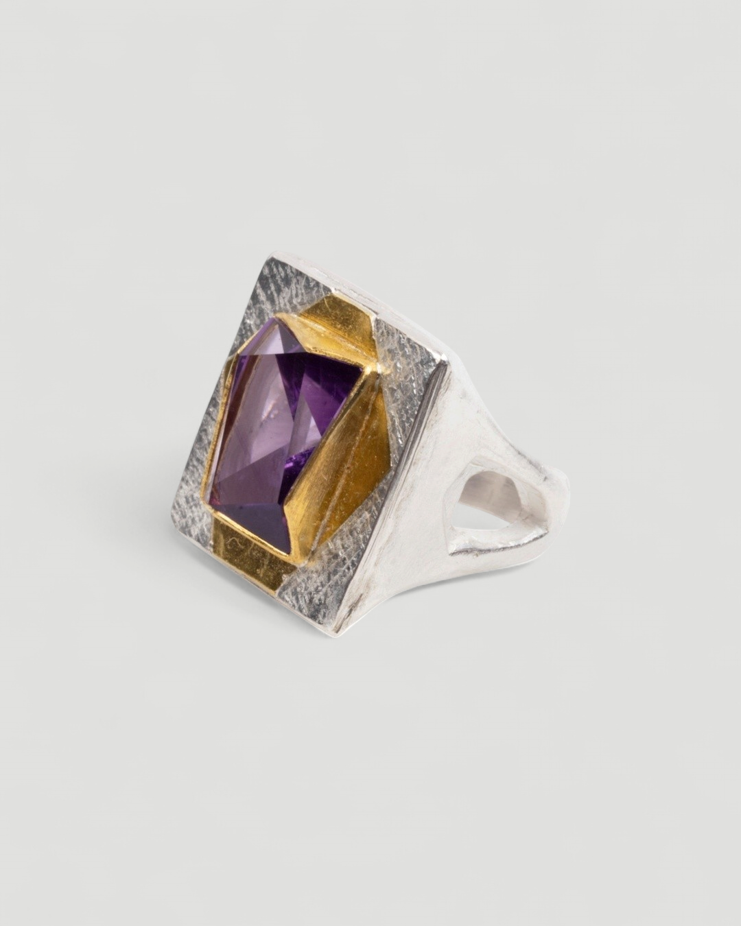 Großer lila Amethystring aus 999 Feingold und 925 Silber - Goldschmiede Krack