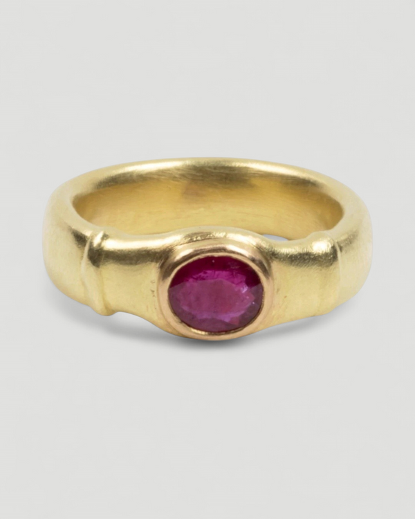Matter 750 Goldring mit ovalem Rubin (1.08 ct)