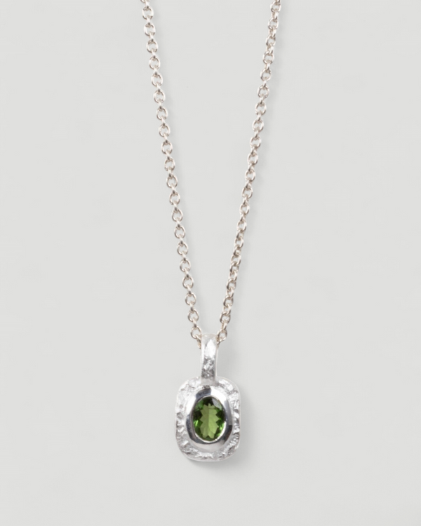 Organisch-eckiger Silberanhänger mit grünem Tsavorit (0.60 ct) und 925 Silberkette