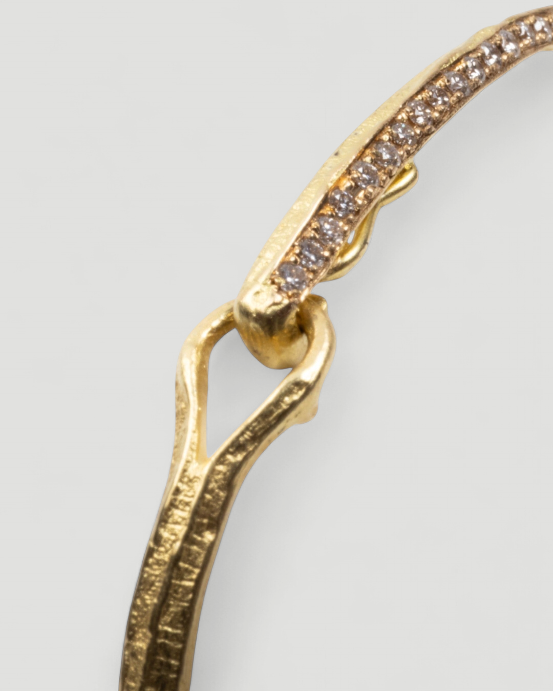 750 Goldarmband mit "Bark" Struktur und Brillanten - Goldschmiede Krack