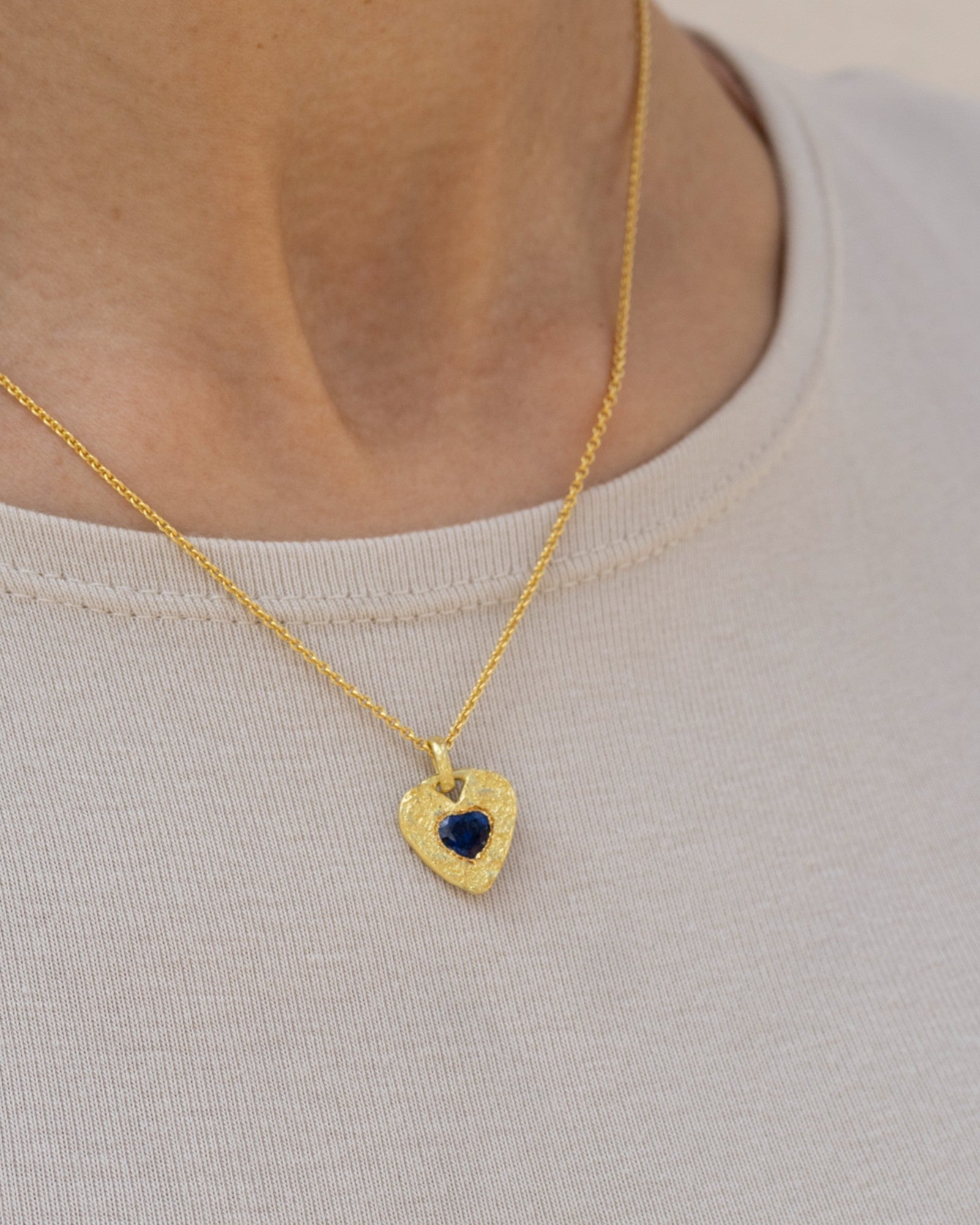 750 Gold-Herzanhänger mit blauem Saphir (0.81 ct) mit 750 Goldkette - Goldschmiede Krack