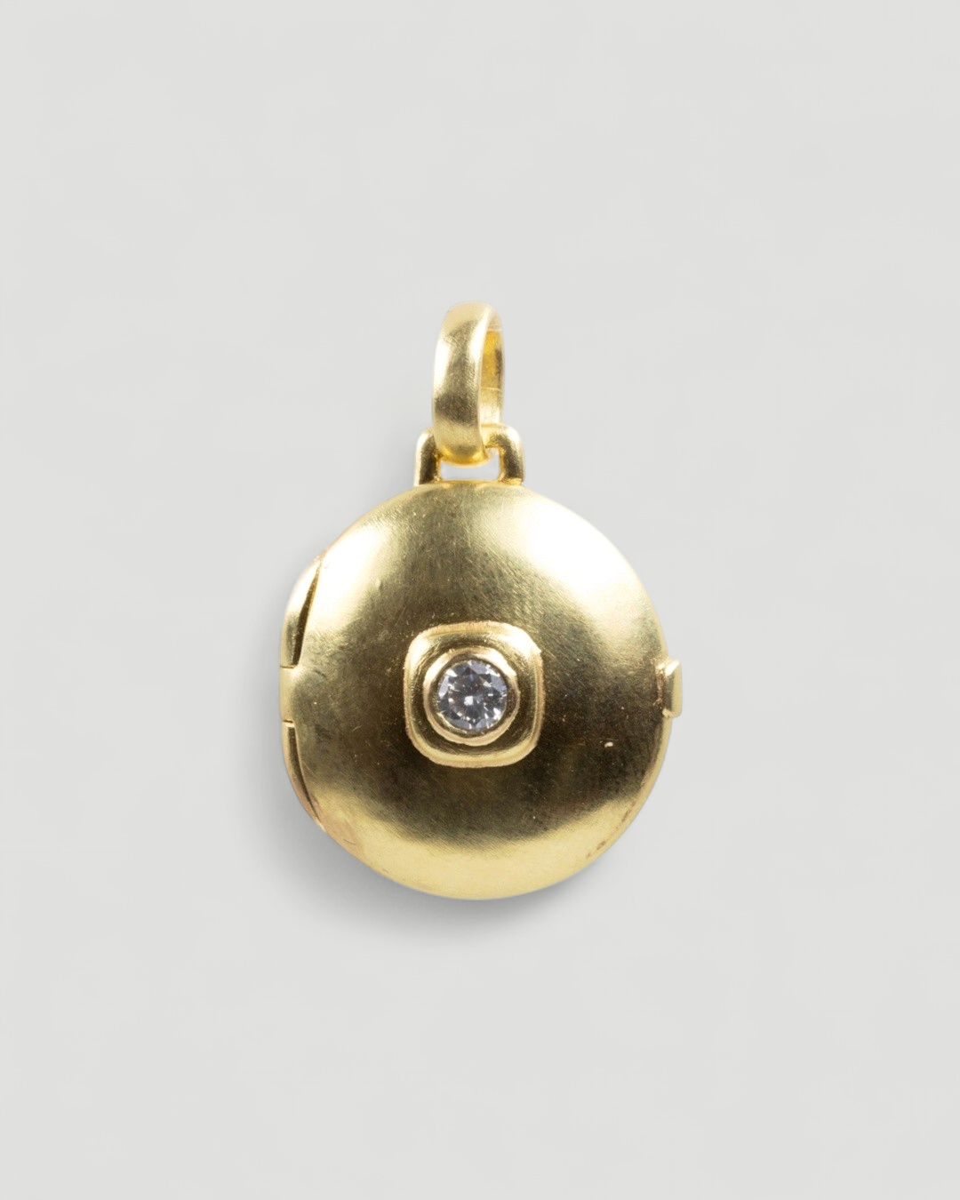 Klassisches 750 Goldmedaillon mit Brillant (0.30 ct) - Goldschmiede Krack