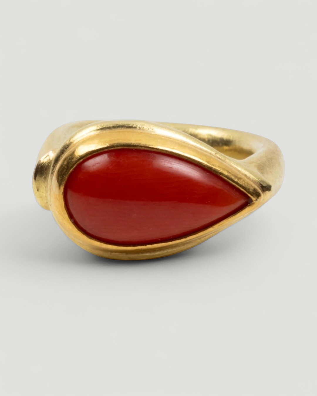 750 Goldring mit roter Koralle (2,60 ct) in Tropfenform - Goldschmiede Krack