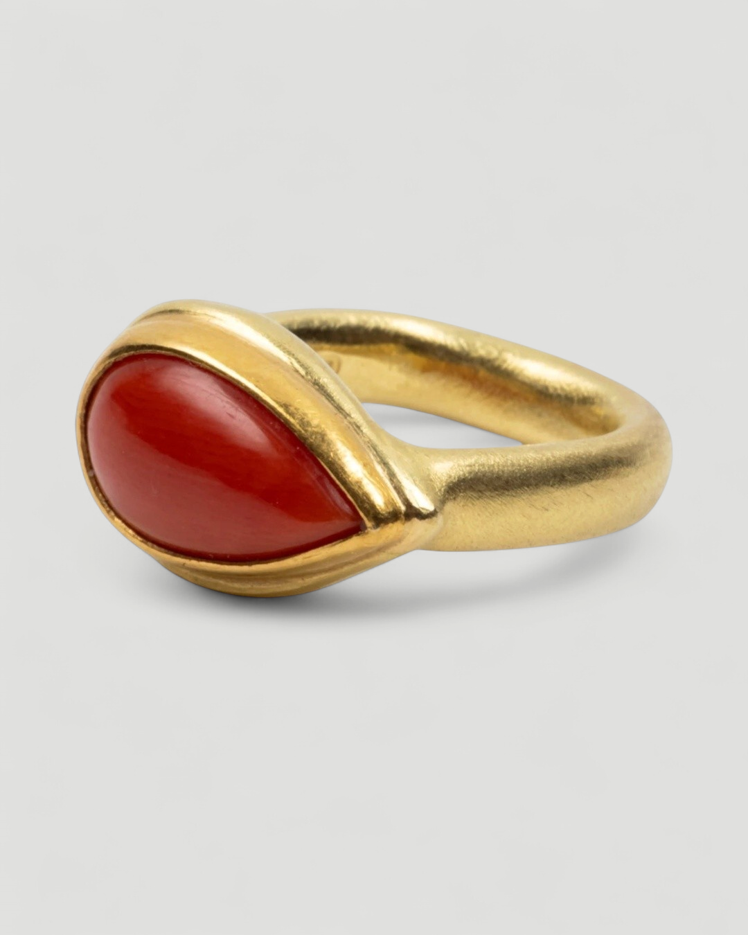 750 Goldring mit roter Koralle (2,60 ct) in Tropfenform - Goldschmiede Krack