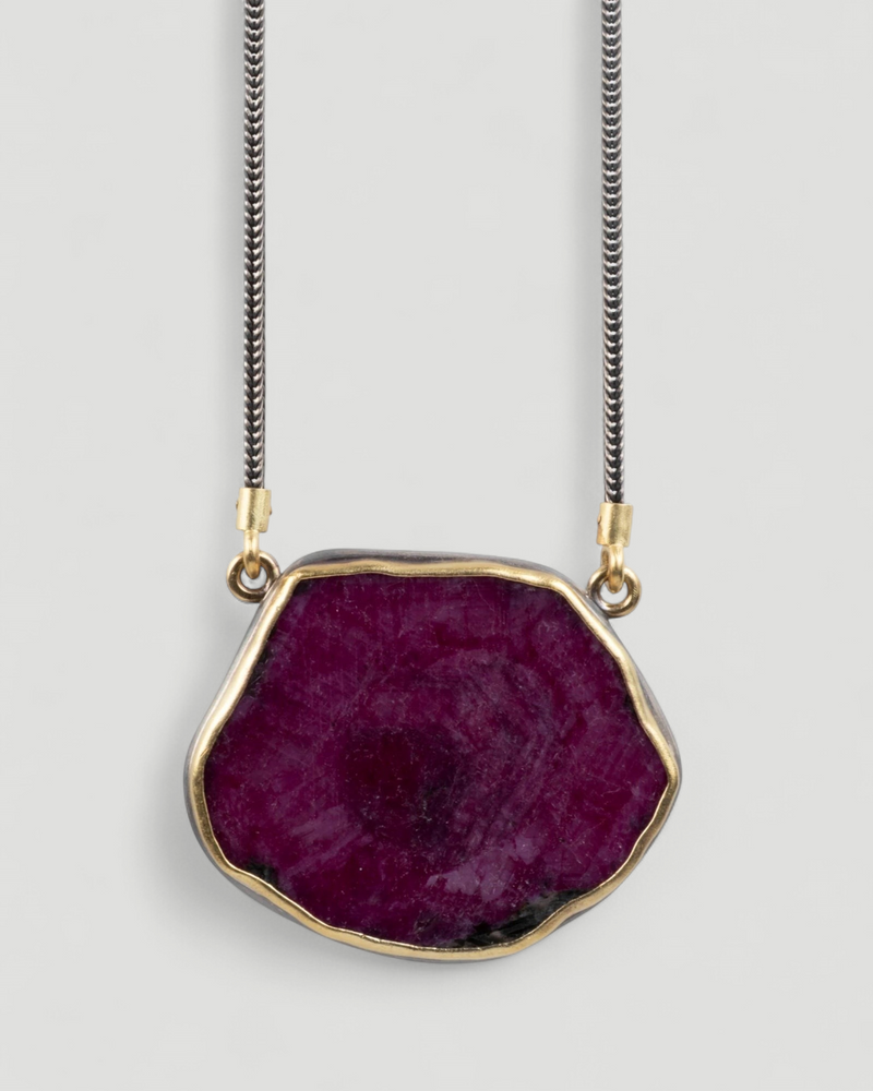 Anhänger mit Rubinscheibe (177 ct) in 999 Feingold und 925 Silber