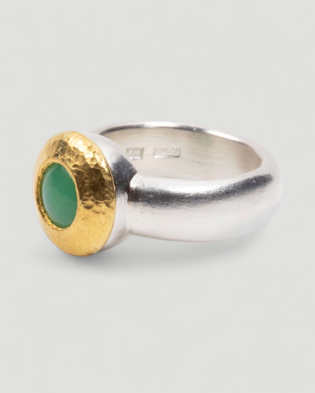 925 Silberring mit Chrysopras-Cabochon und Feingoldfassung - Goldschmiede Krack