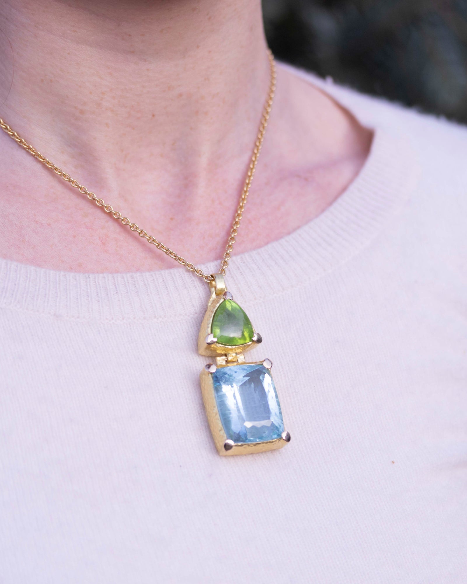 750 Gold Anhänger mit großem Aquamarin (72,65 ct) und Peridot (25,70 ct) – Unikat - Goldschmiede Krack