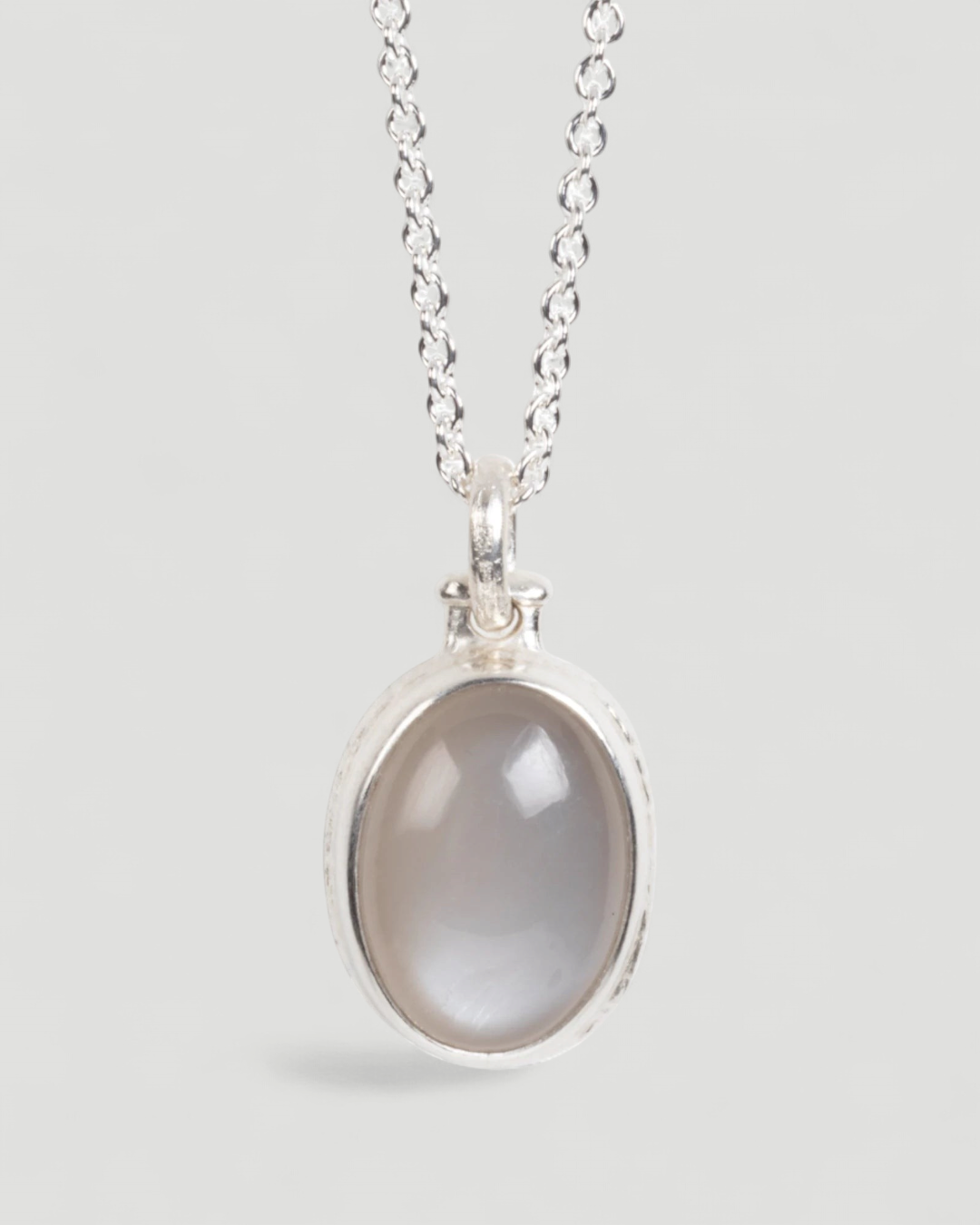 Anhänger mit großem grauem Mondstein-Cabochon (35 ct) in 925 Silber - Goldschmiede Krack