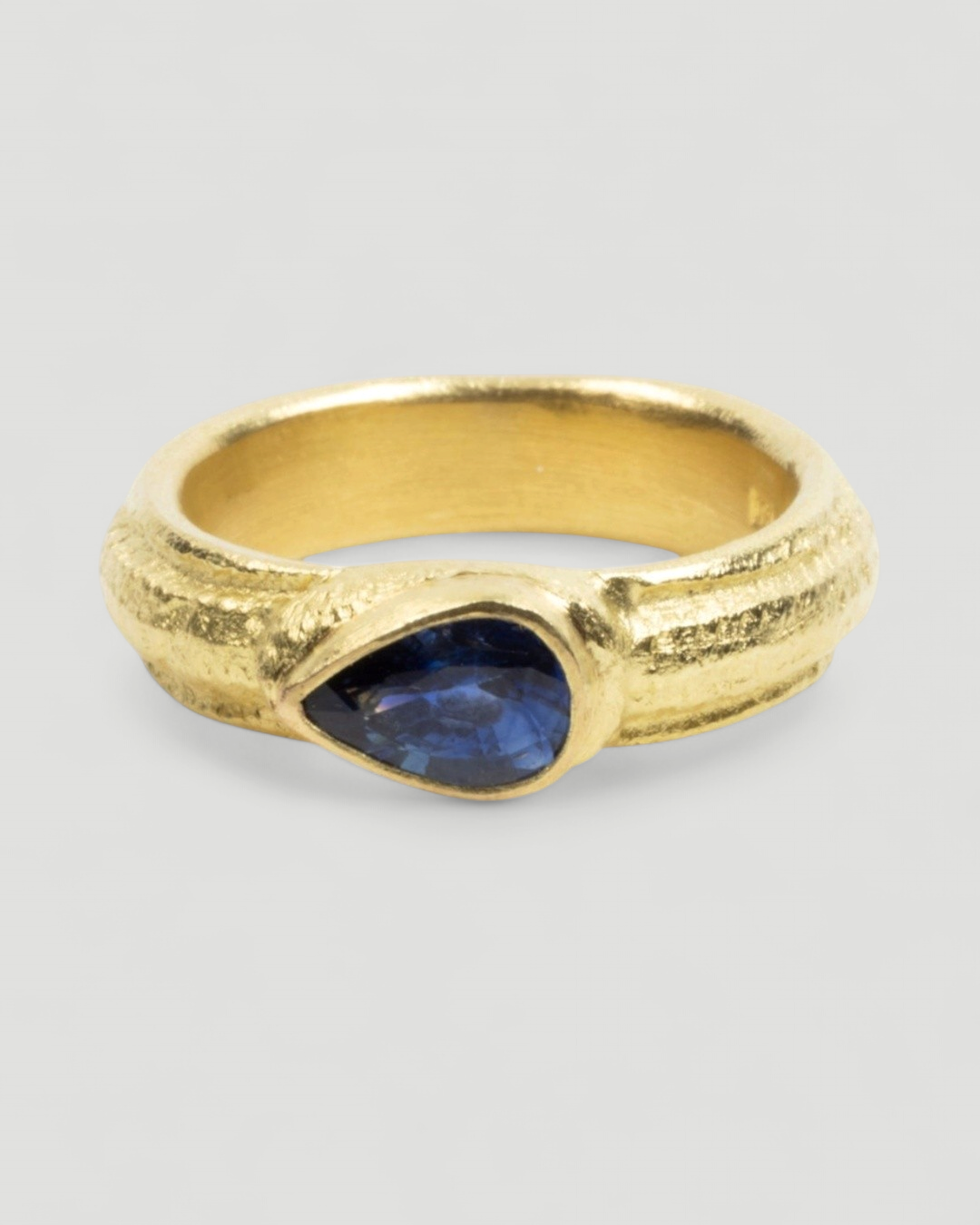 Ring mit kornblumenblauem Saphir in Tropfenschliff (1,02 ct) in 750 Gold - Goldschmiede Krack