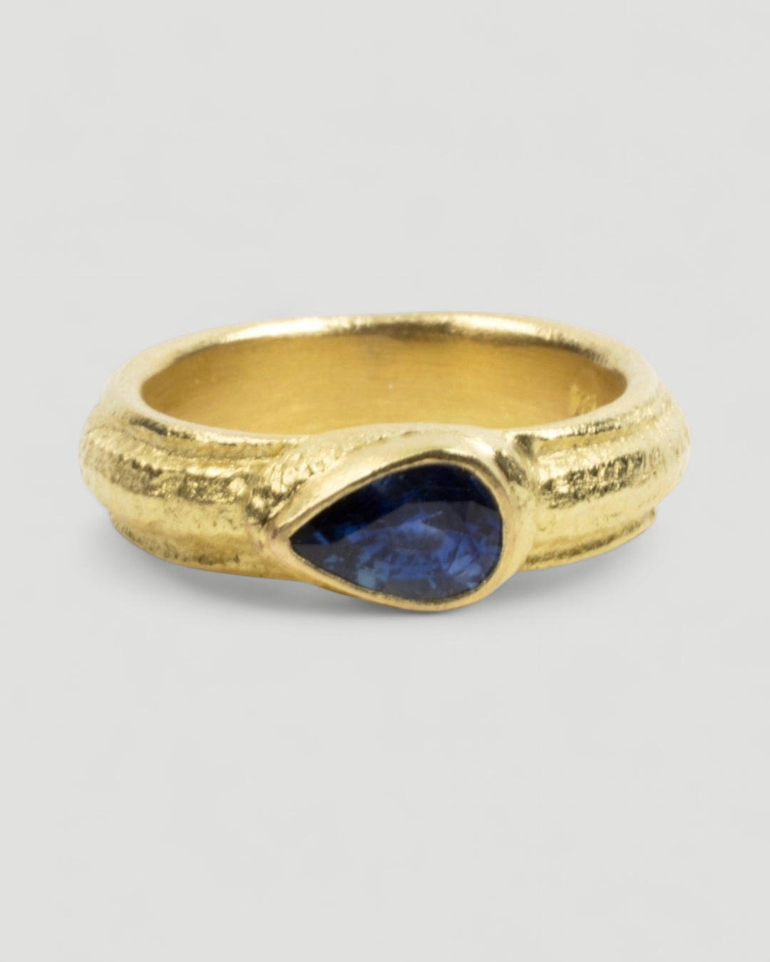 Ring mit kornblumenblauem Saphir in Tropfenschliff (1,02 ct) in 750 Gold - Goldschmiede Krack