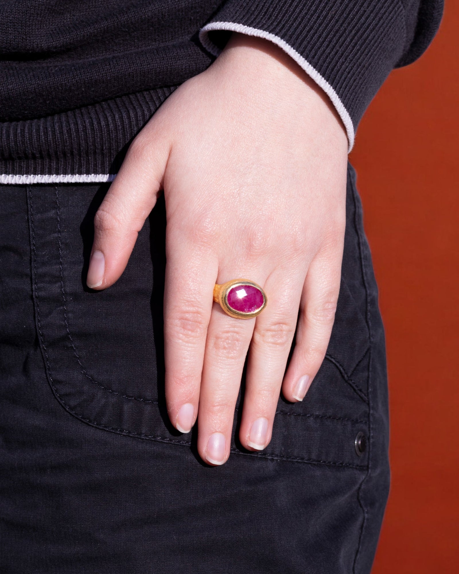Wunderschöner 750 Goldring mit facettiertem Rubin (7.34 ct) - Unikat - Goldschmiede Krack