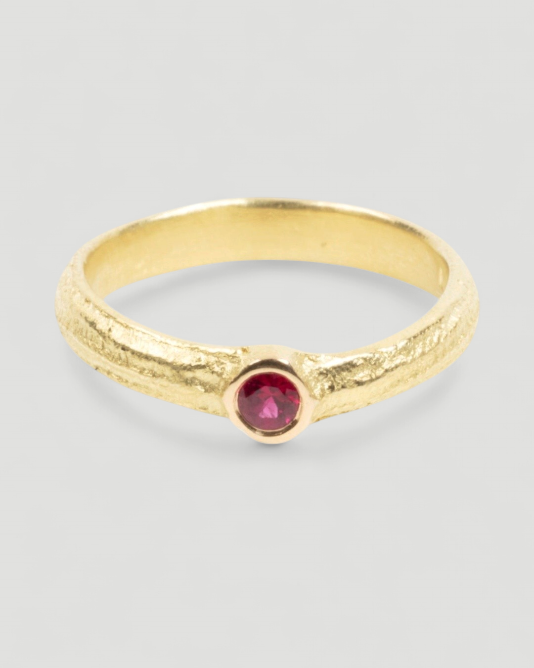 Filigraner 750 Goldring mit rotem Rubin (0.13 ct) - Goldschmiede Krack