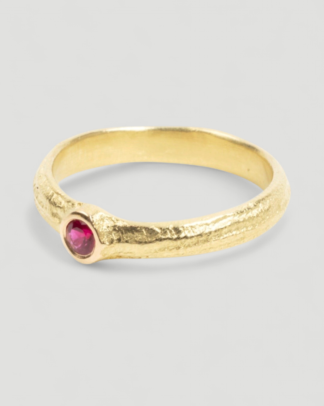 Filigraner 750 Goldring mit rotem Rubin (0.13 ct) - Goldschmiede Krack