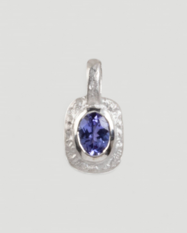 Organisch-eckiger 750 Weißgold-Anhänger mit violett-blauem Tansanit (0.83 ct) - Goldschmiede Krack