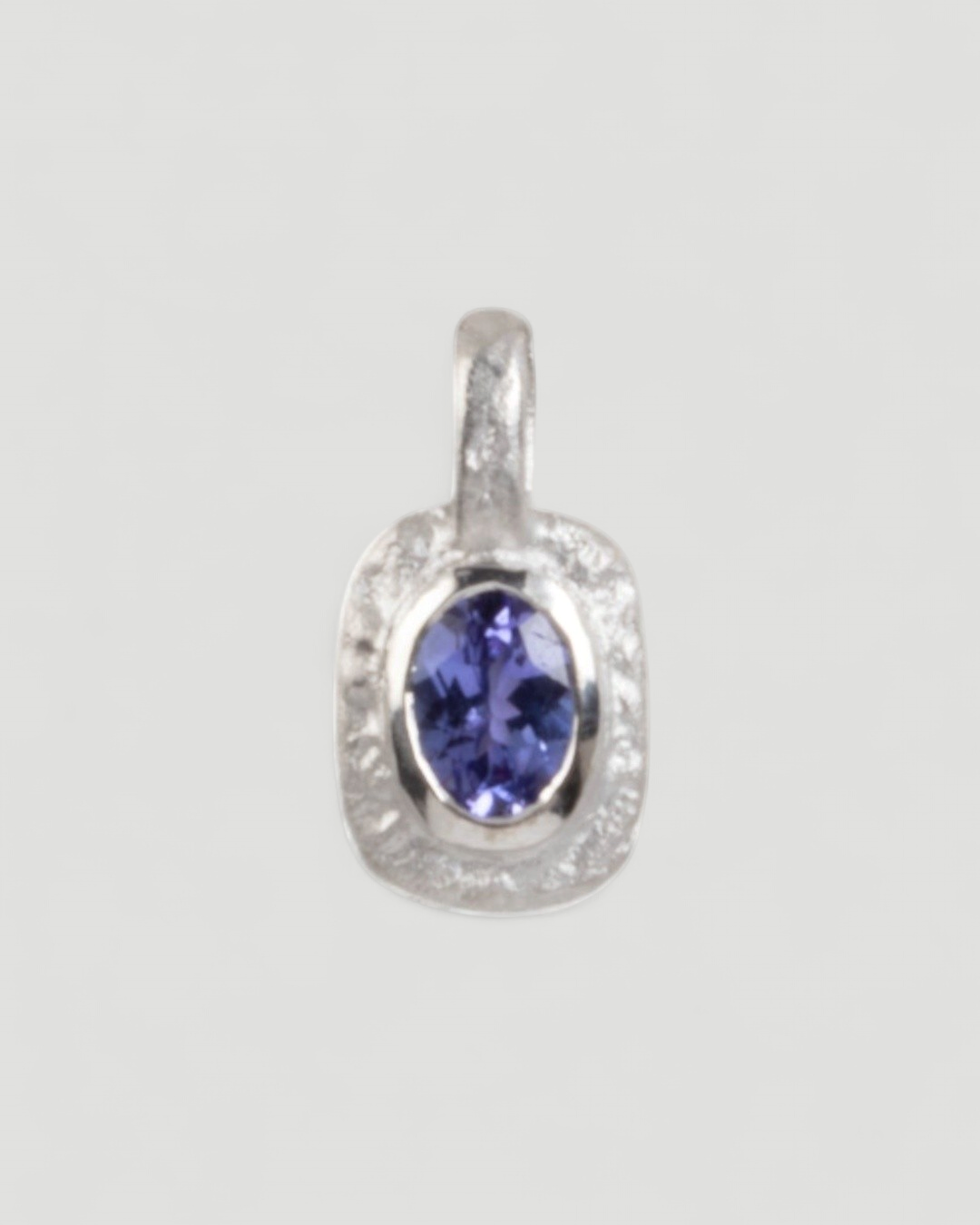 Organisch-eckiger 750 Weißgold-Anhänger mit violett-blauem Tansanit (0.83 ct) - Goldschmiede Krack