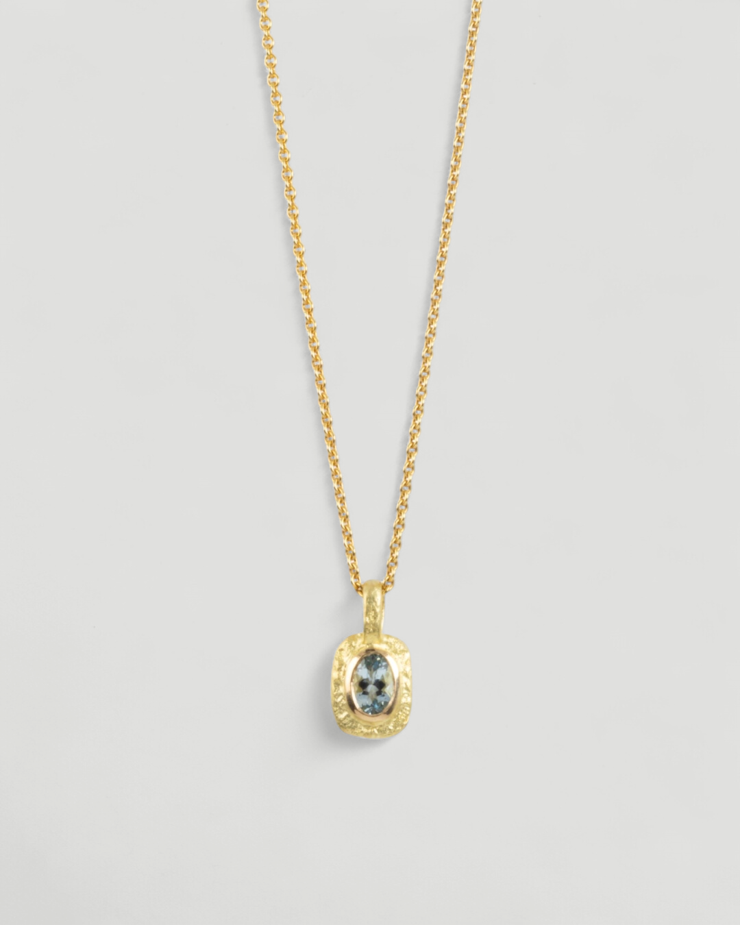 Organisch-eckiger 750 Goldanhänger mit blauem Aquamarin (0.71 ct) mit passender Goldkette - Goldschmiede Krack