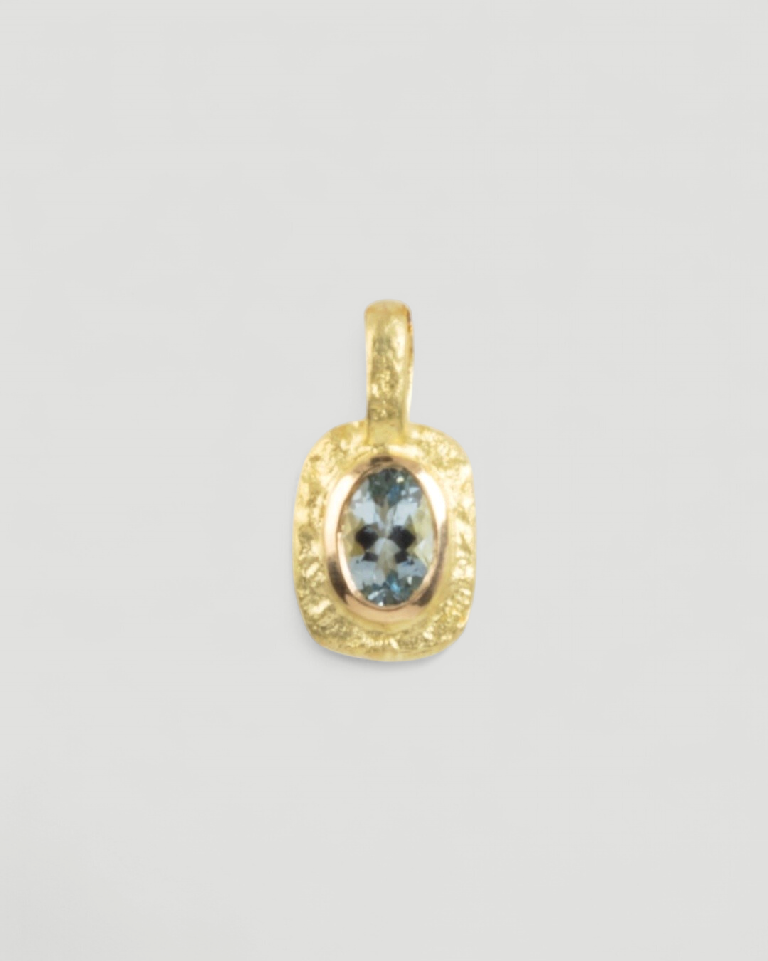 Organisch-eckiger 750 Goldanhänger mit blauem Aquamarin (0.71 ct) mit passender Goldkette - Goldschmiede Krack