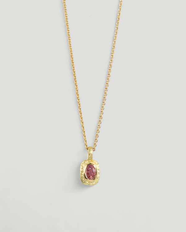 Organisch-eckiger 750 Goldanhänger mit pinkem Turmalin (0.91 ct) mit passender Goldkette