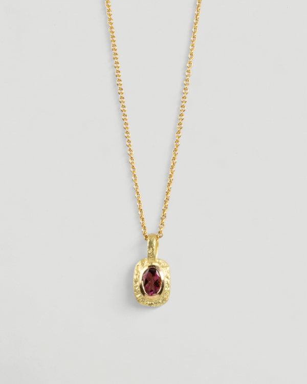 Organisch-eckiger 750 Goldanhänger mit rotem Turmalin (0.69 ct) mit passender Goldkette