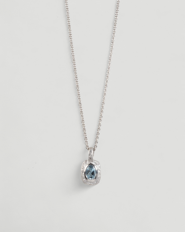 Organisch-eckiger 750 Weißgold-Anhänger mit blauem Aquamarin (0.72 ct) mit passender Goldkette