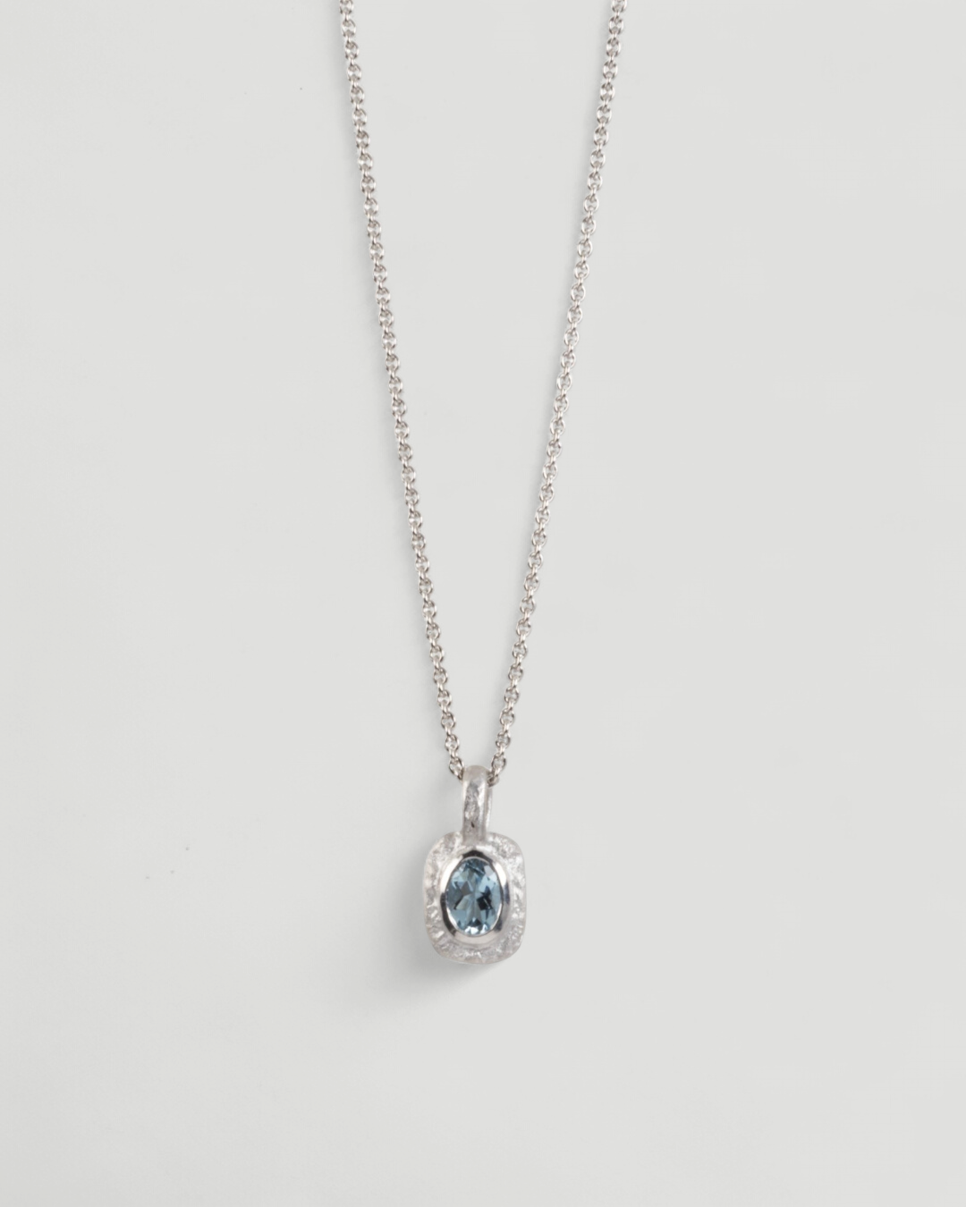 Organisch-eckiger 750 Weißgold-Anhänger mit blauem Aquamarin (0.72 ct) mit passender Goldkette - Goldschmiede Krack
